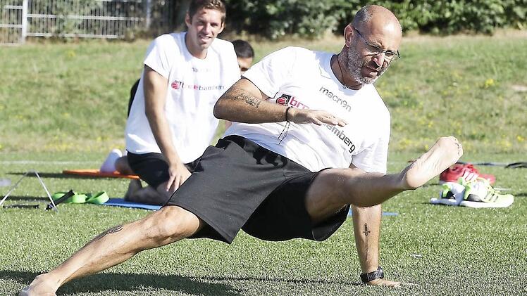 Sandro Bencardino ist der fitteste Akteur auf dem Platz. Hier macht er eine Übung vor, die bei den Basketballern Bewunderung auslöste.