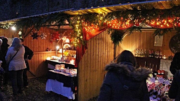 Viele Stände im Rund der Burgruine in Dippach boten weihnachtliche Artikel und Köstlichkeiten. Foto: Helmut Will