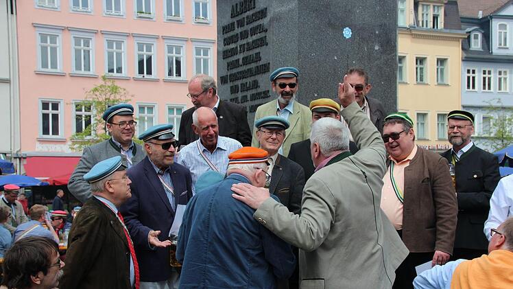 Die Alten Herren aus Coburg singen traditionell ein Ständchen zum CC-Marktfest. Foto: Oliver Schmidt