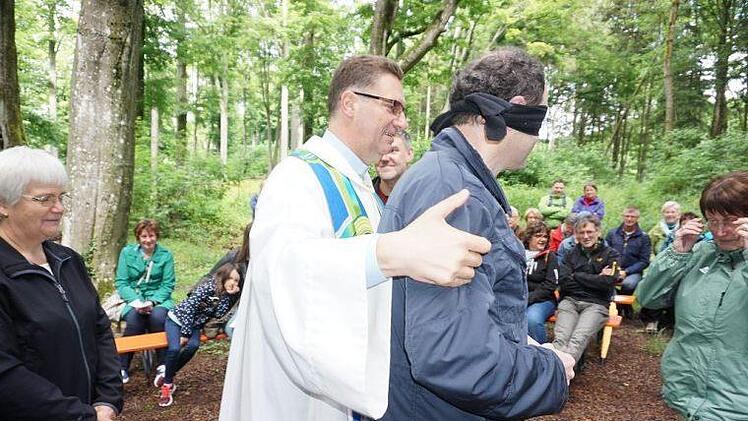Jede Person ist unverwechselbar und einmalig, das stellte Diakon Wolfgang Dömling bei einem Experiment in dem Wortgottesdienst anlässlich zehn Jahre Franziskusweg unter Beweis. Foto: Marion Eckert