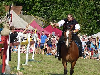 Eine Lanze gebrochen für ein gelungenes Ritterfest haben die vielen Teilnehmer auf und rund um die Burg Waischenfeld.  Foto: Thomas Weichert