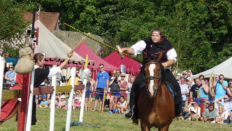 Eine Lanze gebrochen für ein gelungenes Ritterfest haben die vielen Teilnehmer auf und rund um die Burg Waischenfeld.  Foto: Thomas Weichert