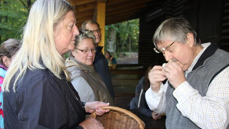 Den Riech-Test machte Herbert Stang in Zweifelsfällen.Foto: Ralf Kestel