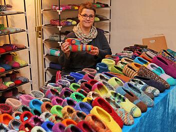 Hausschuhe in allen Farben gab es am Stand dieser jungen Dame.  Foto: Dieter Britz