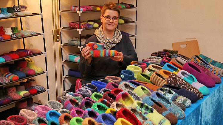 Hausschuhe in allen Farben gab es am Stand dieser jungen Dame.  Foto: Dieter Britz