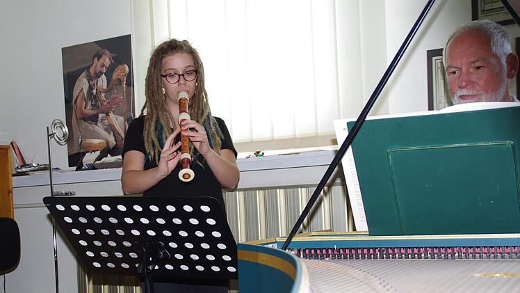 Schulleiter Andreas Wolf probt auf engem Raum mit Blockflöten-Schülerin Mieneke Büker. Foto: Marco Meißner