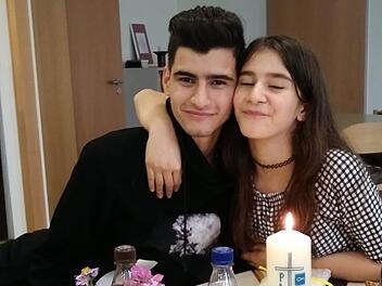 Der 21-jährige Hossein, der in den Iran abgeschoben werden sollte, hat sich am Mittwoch "freiwillig" bereiterklärt, in seine Heimat zurückzukehren. Unser Bild zeigt ihn mit seiner Schwester Parnian bei deren Taufe. Foto: privat/Archiv