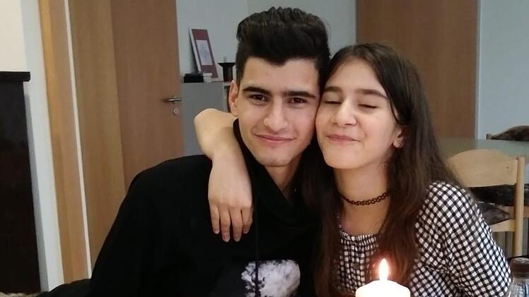 Der 21-jährige Hossein, der in den Iran abgeschoben werden sollte, hat sich am Mittwoch "freiwillig" bereiterklärt, in seine Heimat zurückzukehren. Unser Bild zeigt ihn mit seiner Schwester Parnian bei deren Taufe. Foto: privat/Archiv