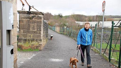 Marco Straub hat beim Gassigehen immer eine Tüte dabei. Ganz links steht eine der Hundestationen. Da gibt es die Tüten und die vollen können entsorgt werden.
