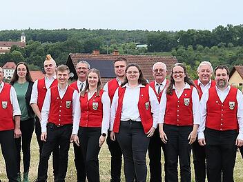 Unser Foto zeigt die geehrten aktiven Musiker: Charlotte Haase, Max Grau, Lukas Schaupp und Lorenz Moritz (alle zehn Jahre), Jule Simon 20, Pia Kaiser 10, Antonia Hannwacker 20, Johannes Hammerl 30, Dominik Sitter vom Nordbayerischen Musikbund, Da...