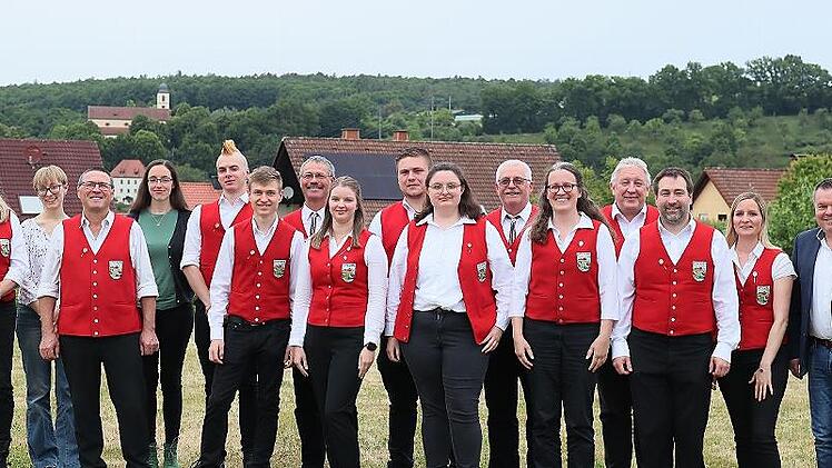 Unser Foto zeigt die geehrten aktiven Musiker: Charlotte Haase, Max Grau, Lukas Schaupp und Lorenz Moritz (alle zehn Jahre), Jule Simon 20, Pia Kaiser 10, Antonia Hannwacker 20, Johannes Hammerl 30, Dominik Sitter vom Nordbayerischen Musikbund, Da...