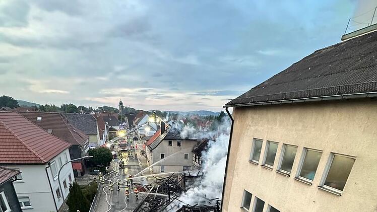 Scheunenbrand hält Michelau in Atem: Verletzte und großer Schaden