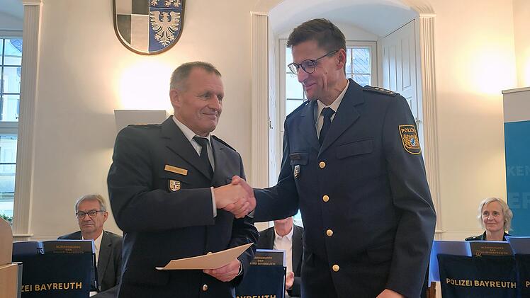 Polizeipr&auml;sident Armin Schmelzer (links) f&uuml;hrte den neuen Kulmbacher Polizeichef J&uuml;rgen Stadter in sein Amt ein. Alexander Hartmann