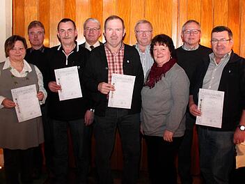 Otto Tröppner (4. v. l.) und Waldemar Kleetz (2. v. r.) dankten Rosemarie Weniger, Herbert Köberlein, Michael Schmitt, Georg Baier, Peter Lang, Birgit Bauer-Heß und Heinrich Weiß (v. l.) für ihr Engagement. Foto: Johanna Blum