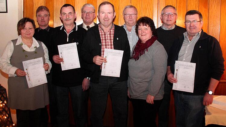 Otto Tröppner (4. v. l.) und Waldemar Kleetz (2. v. r.) dankten Rosemarie Weniger, Herbert Köberlein, Michael Schmitt, Georg Baier, Peter Lang, Birgit Bauer-Heß und Heinrich Weiß (v. l.) für ihr Engagement. Foto: Johanna Blum