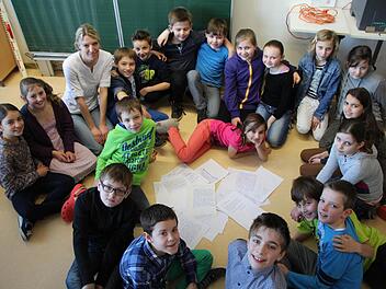 Die Schüler der Klasse 4a der Grundschule Bad Brückenau schrieben einen ganzen Stapel Aufsätze über den Besuch des Schulkonzertes des Bayerischen Kammerorchesters. Fotos: Ulrike Müller