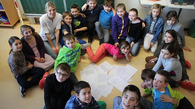 Die Schüler der Klasse 4a der Grundschule Bad Brückenau schrieben einen ganzen Stapel Aufsätze über den Besuch des Schulkonzertes des Bayerischen Kammerorchesters. Fotos: Ulrike Müller