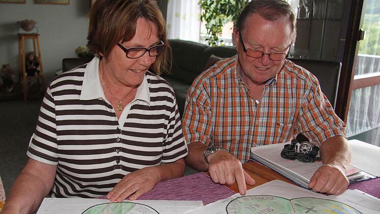Jedes Jahr entwirft Gabriele Titze zwei Versionen für den Fronleichnam-Blumenteppich. Ihr Mann Reinhard muss sie dann zeichnen.