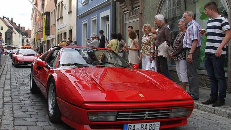 Nur neun Zentimeter Bodenfreiheit hat der Ferrari, Baujahr 1986: "Man kann in keine Tiefgarage fahren", sagt Stefan Kellermann.