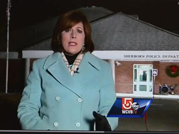 Eine US-Fernsehreporterin berichtet vor der Polizeistation von der Verhaftung der jungen Deutschen. Dabei nennt sie den vollen Namen. Foto: CT-Archiv