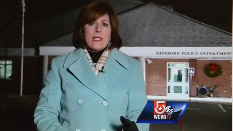 Eine US-Fernsehreporterin berichtet vor der Polizeistation von der Verhaftung der jungen Deutschen. Dabei nennt sie den vollen Namen. Foto: CT-Archiv