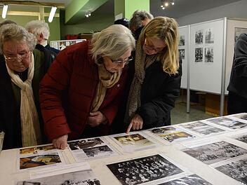 Besucher finden auf den Fotos sich selbst, Verwandte oder Bekannte wieder und bringen noch mehr Material mit in die Ausstellung.