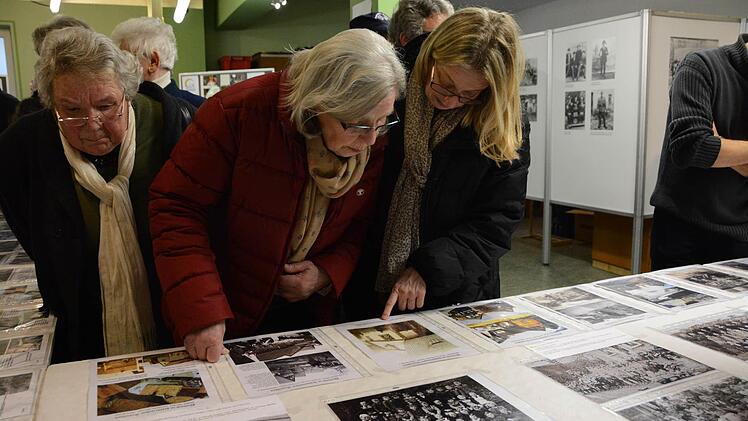 Besucher finden auf den Fotos sich selbst, Verwandte oder Bekannte wieder und bringen noch mehr Material mit in die Ausstellung.