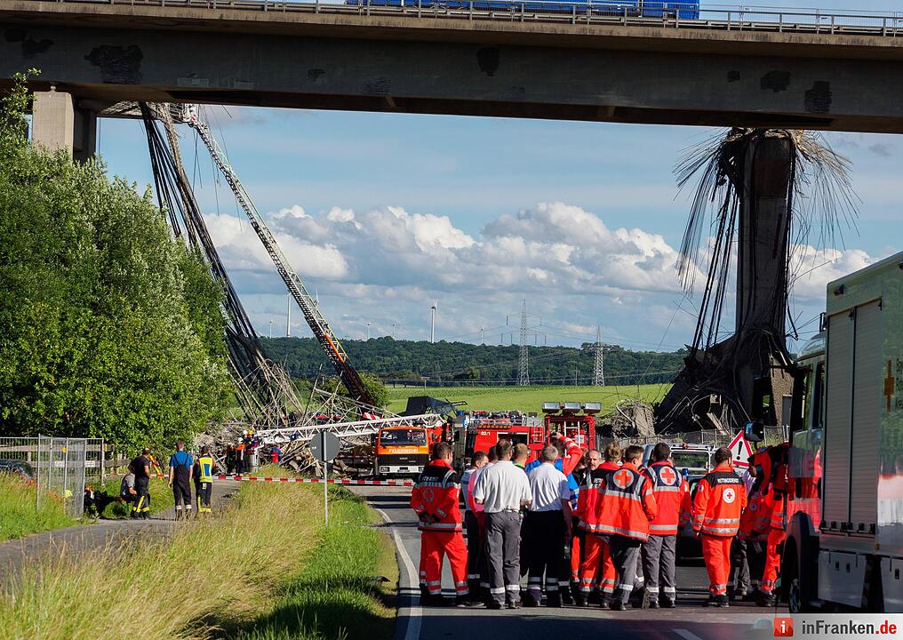 Gerüsteinsturz unter Autobahnbrücke