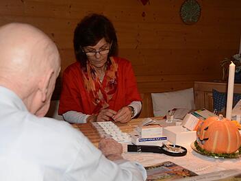 Die richtigen Tabletten zur passenden Zeit in der verordneten Dosierung: Rita Stöcker bereitet die Medikamenteneinnahme für eine Woche vor. Fotos: Dagmar Besand