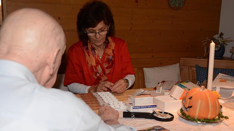 Die richtigen Tabletten zur passenden Zeit in der verordneten Dosierung: Rita Stöcker bereitet die Medikamenteneinnahme für eine Woche vor. Fotos: Dagmar Besand