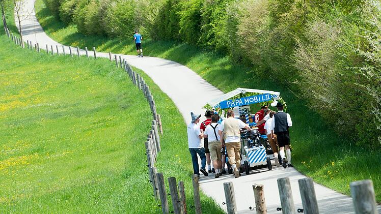Wandern ist ein Klassiker am Vatertag. Wo es sich lohnt, in Franken hinzuwandern. Foto: Peter Kneffel, dpa