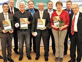 Uhren und Urkunden für Klubmitarbeiter