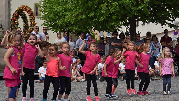 Zum Programm des Frühjahrsmarktes zählten auch wieder Auftritte der "Dance Crew Fit 4 life" unter der Leitung von Christina Neumer und Carolin Bittner auf dem mit Besuchern angefüllten Marktplatz. Im Bild einige der "Tanz-Zwerge".Ulrike Langer