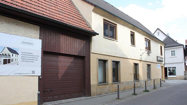Die Scheune soll abgerissen werden,  über einer Garage ist eine Dachterrasse geplant.