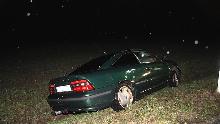 Zwei Autos landeten nach einem Zusammenstoß im Graben.    Foto: Richard Sänger