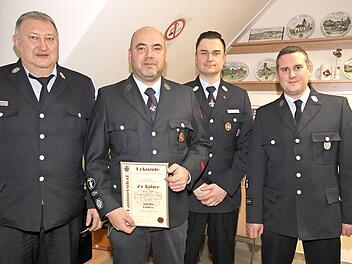 Ehrung bei der FFW Bammersdorf: Martin Endres (2. v. l.) wurde mit dem silbernen Ehrenzeichen von Kreisbrandmeister Martin Arneth (l.) ausgezeichnet. Mit auf dem Bild Kommandant Alexander Jantscher (2. v. r.) und stellvertretender Kommandant Dominik Maier  Foto: erl
