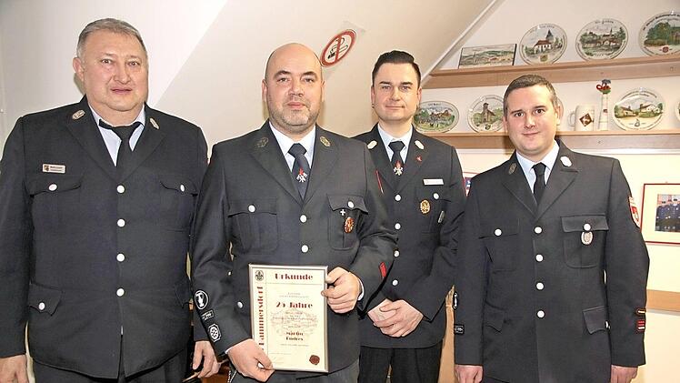 Ehrung bei der FFW Bammersdorf: Martin Endres (2. v. l.) wurde mit dem silbernen Ehrenzeichen von Kreisbrandmeister Martin Arneth (l.) ausgezeichnet. Mit auf dem Bild Kommandant Alexander Jantscher (2. v. r.) und stellvertretender Kommandant Dominik Maier  Foto: erl