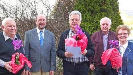 Ehrungen beim OGV Scheuerfeld (von links): Rolf Spatschek, Vorsitzender Winfried W&ouml;lfert, Fritz Heublein, der Ehrenvorsitzende des Kreisverbandes Siegfried Wittmann, Gertraud Schneyer  Foto: Gerhard Berwind