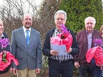Ehrungen beim OGV Scheuerfeld (von links): Rolf Spatschek, Vorsitzender Winfried W&ouml;lfert, Fritz Heublein, der Ehrenvorsitzende des Kreisverbandes Siegfried Wittmann, Gertraud Schneyer  Foto: Gerhard Berwind