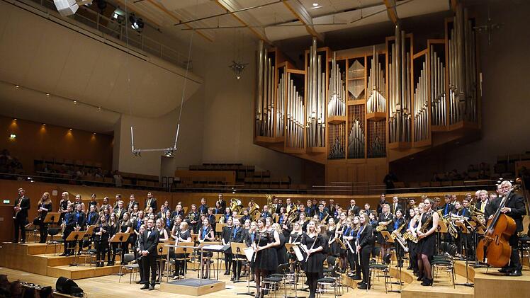 Klangfülle im Keilberth-Saal boten die 120 Musikerinnen und Musiker von JBO und Philharmonie beim gemeinsamen Auftritt.                                                                           Foto: Mike Wuttke