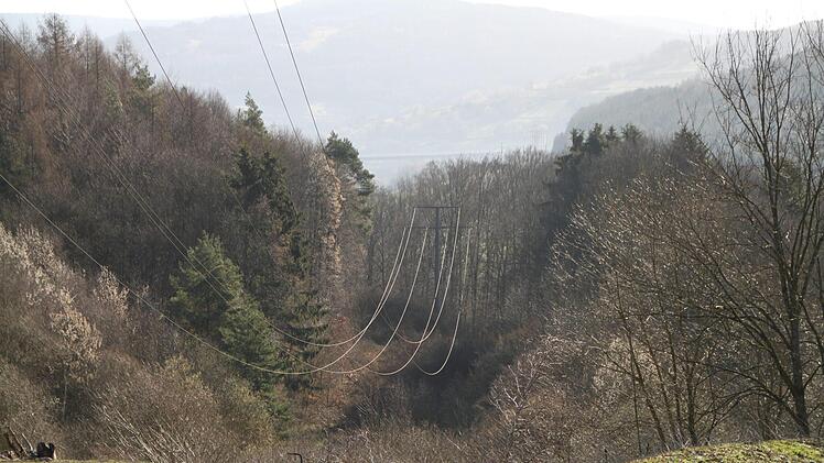 Bei Volkers führt eine Stromleitung hinunter nach Römershag und weiter in die Schwarzen Berge. Das Gebot der Bündelung könnte dazu führen, dass hier auch die neue Leitung gebaut wird. Doch das ist zum jetzigen Zeitpunkt noch reine Spekulation. Foto: Archiv/Ulrike Müller