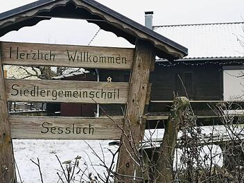 Still ruht das Heim der Siedlergemeinschaft Seßlach in diesen Pandemie-Tagen. Aber die Seßlacher Siedler haben gerade Grund zum Feiern: Die Eigentümer-Gemeinschaft wurde soeben vom Verband Wohneigentum beim diesjährigen Bundeswettbewerb zum Sieger gekürt. Foto: Bettina Knauth
