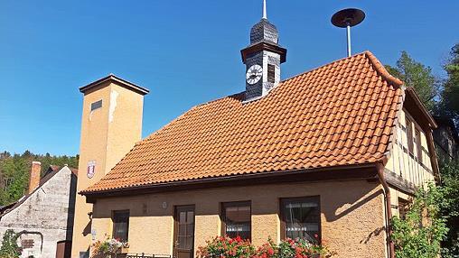 Das Gemeindehaus in Merlach soll saniert werden. Für mehr Platz sorgt die Ausquartierung der Feuerwehr: Sie wird ein Extragebäude erhalten.