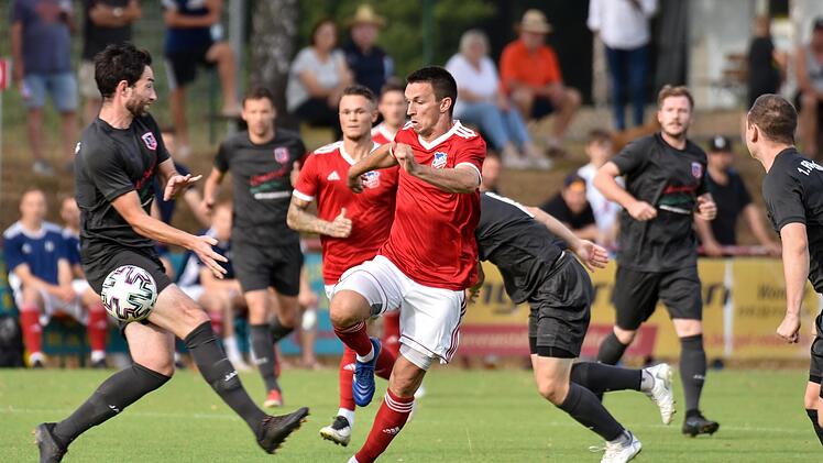 Einen intensiven Kampf lieferten sich der Fuchsstadt um Sebastian Bartel (links) und die DJK Dampfach um Danny Schlereth (im Vordergrund). Foto: Ryan Evans