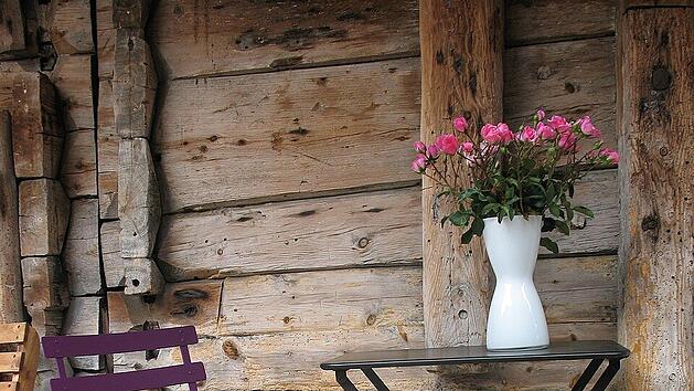 Um die Holzterrasse vor Sch&auml;den zu sch&uuml;tzen, muss sie im Herbst gut auf den nahenden Winter vorbereitet werden.