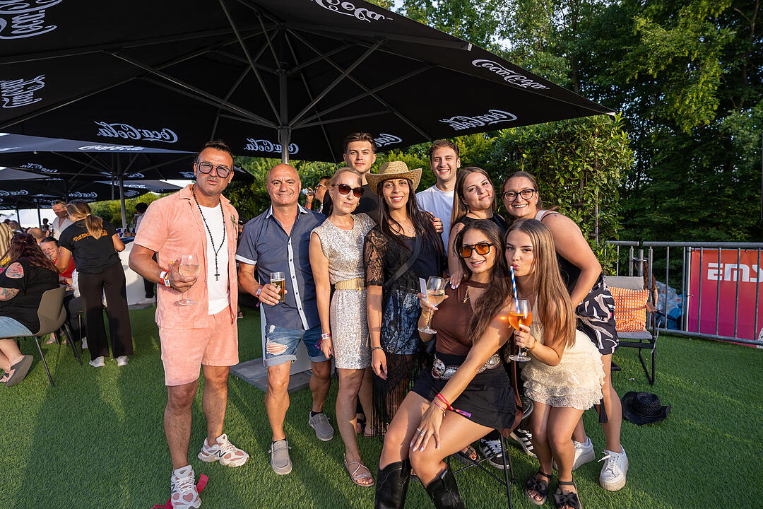 Mit vielen internationalen und nationalen Live-Acts.