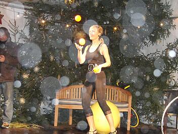 Auf der Bühne war die Artistin ein wenig von dem heftigen Schneefall geschützt. Fotos: Michael Busch