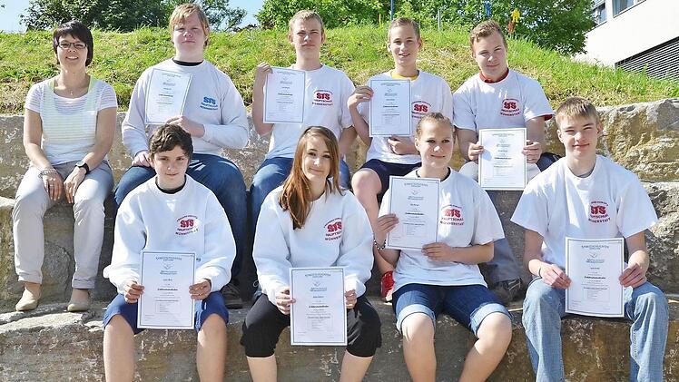 Die neuen Streitschlichter mit ihrer Lehrerin (hinten, von links): Katharina Reß, Alexander Seit, Lucas Mangold, Andreas Steiger und Bastian Schmitt sowie (vorne, von links) Justin Wirth, Alisha Roberts, Elisa Metzger und Leon Arnold Foto: Michael Kübert