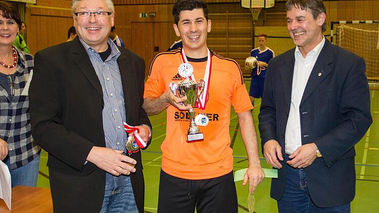 Den Siegerpokal übergeben an Tettaus Alper Yürük der Spielleiter Bernd Geier (links) und der stv. Landrat Gerhard Wunder.