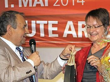 Heinz Gärtner bedankt sich bei Verdi-Bezirksgeschäftsführerin Doris Stadelmeyer für ihre engagierte Rede über den Mindestlohn und Europa.  Fotos: Gerda Völk